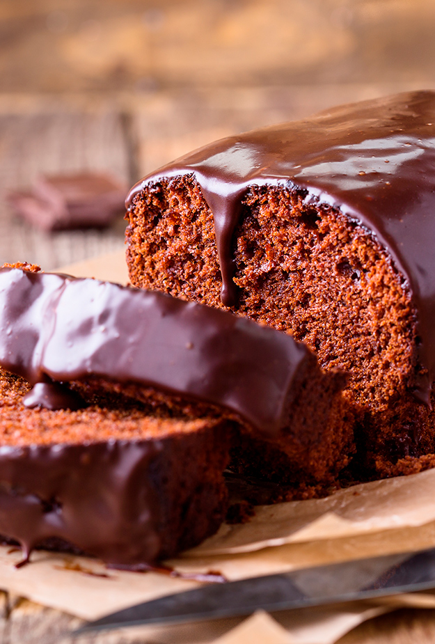 Bolo de chocolate vegano com especiarias e calda de chocolate